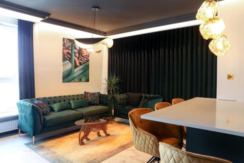 salon z kanapą i stołem w obiekcie Golden Flamingo Apartment w Gdańsku