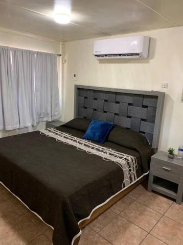 ロレトにあるCasa del Carmen, hermoso departamento en Loretoのベッドルーム1室(大型ベッド1台、青い枕付)