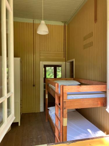 Bunk bed o mga bunk bed sa kuwarto sa Casa del Castagno: un nido nel castagneto