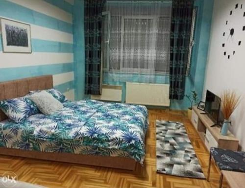 1 dormitorio con 1 cama y suelo de madera en Apartman (stan na dan) M&M 2 Prijedor en Prijedor