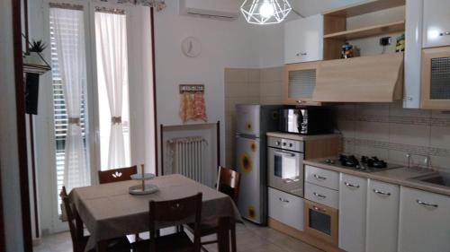 Virtuvė arba virtuvėlė apgyvendinimo įstaigoje La Casa di Elisa