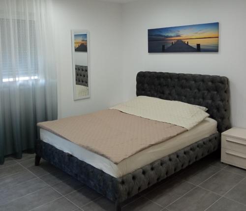 Un pat sau paturi într-o cameră la Apartment Nika Budva