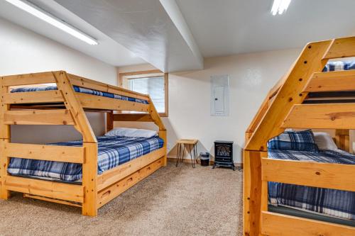 Ένα ή περισσότερα κρεβάτια σε δωμάτιο στο Kickback Kabin