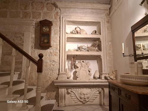 um quarto com uma escada e uma janela com vasos em Heritage Rooms Kut em Vis
