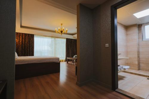um quarto com uma cama e uma casa de banho em Mr.I Boutique Hotel & Bar em Ohrid