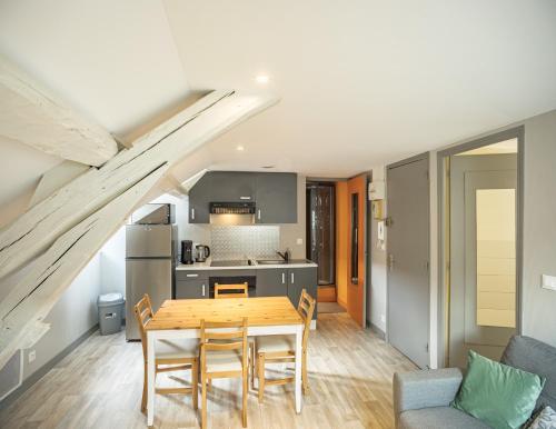 une cuisine et une salle à manger avec une table et des chaises dans l'établissement Le Cosy Tannerie - Hypercentre - Climatisé, à Troyes