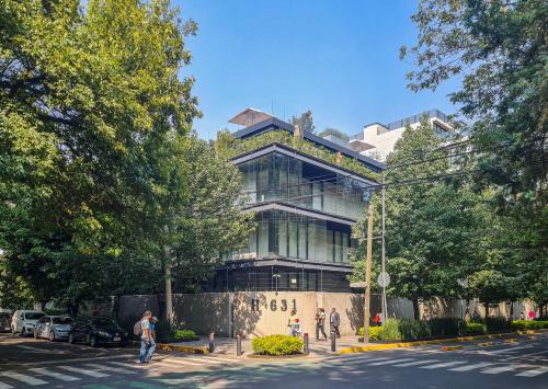 un edificio con gente parada frente a él en Villa Horacio by Kukun, en Ciudad de México