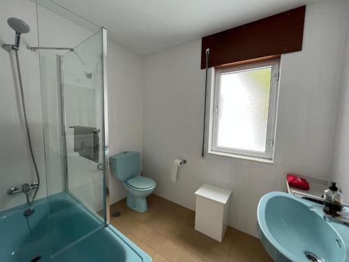 a bathroom with a tub and a toilet and a sink at Casa Carmen Pedeboi in Viveiro