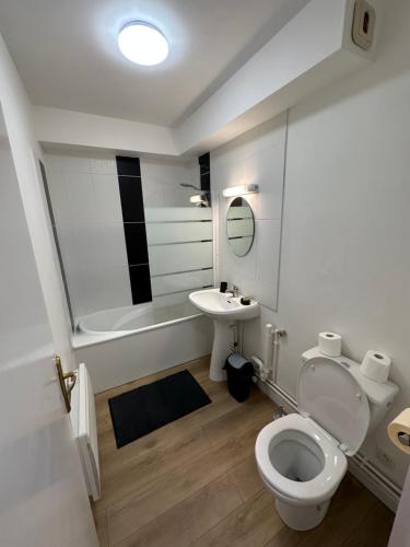 加來的住宿－Le Jacquard，浴室配有白色卫生间和盥洗盆。