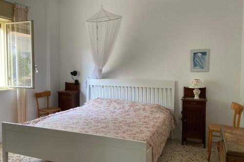 una camera con letto, tavolo e finestra di Casa Adele a Sciacca