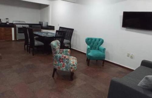 un soggiorno con tavolo e sedie di Depa55-2 a Toluca