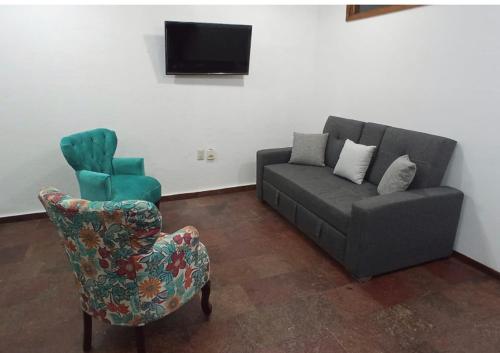 un soggiorno con divano e sedia di Depa55-2 a Toluca