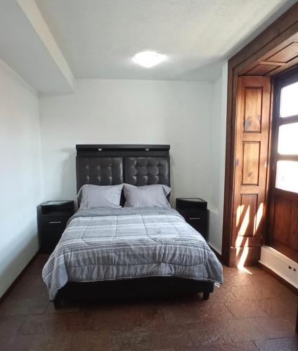 una camera con un grande letto e una finestra di Depa55-2 a Toluca