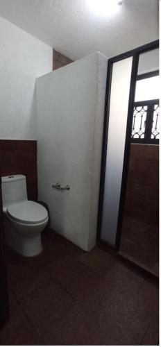 bagno con servizi igienici bianchi e porta di Depa55-2 a Toluca