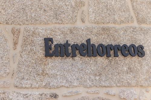 een teken op een muur met de wordiussen bij Casa Entrehorreos in Carnota