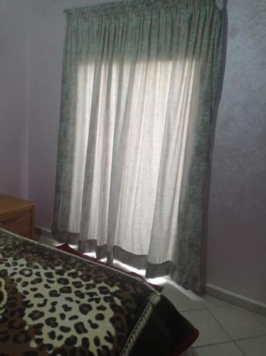 1 dormitorio con cama y ventana en جيت سكن اتري, en Agadir