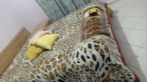 una alfombra estampada de leopardo con un animal de peluche. en جيت سكن اتري, en Agadir