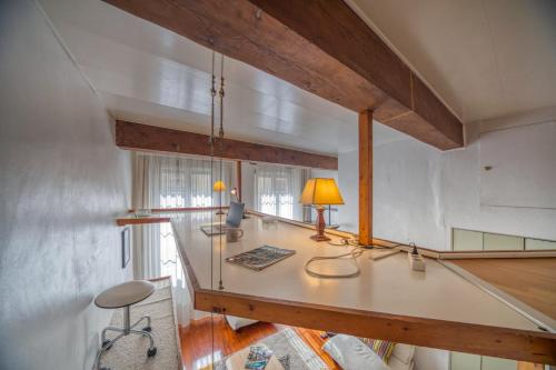 Cette chambre comprend un bureau avec une lampe et des chaises. dans l'établissement Atypique - Hypercentre / Place aux Herbes, à Grenoble