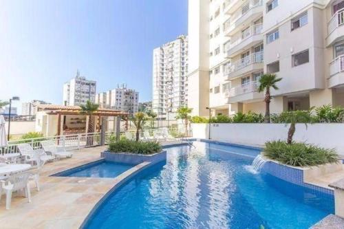 a swimming pool in the middle of a building at CONDOMINIO MAIS MARACANÃ Bl 708 in Rio de Janeiro
