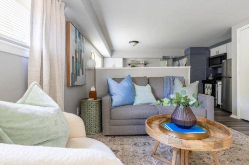 una sala de estar con un sofá y una mesa en Westlake Apartment, en Westlake