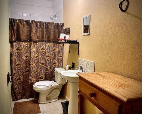Kylpyhuone majoituspaikassa West Refugio