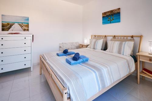 カルヴォエイロにあるApartment Al Gharbのベッドルーム1室(青いタオル付きのベッド1台付)
