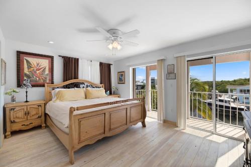 ein Schlafzimmer mit einem Bett und einem Balkon in der Unterkunft JTs Key Largo Escape in Jewfish