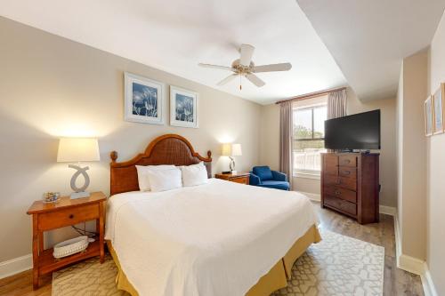 1 dormitorio con 1 cama grande y TV en Grand Sandestin #2317 en Destin