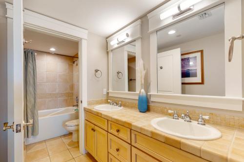 een badkamer met 2 wastafels, een bad en een toilet bij Grand Sandestin #2317 in Destin