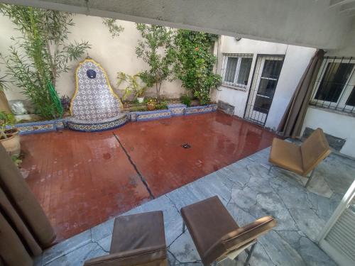 a patio with two chairs and a table in a building at Casa de papel in Mendoza