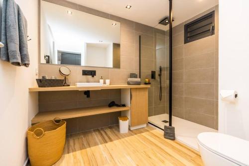 uma casa de banho com um lavatório e um chuveiro em Alamanda Studio n°6 / Beachfront Res - Orient Bay em Orient Bay