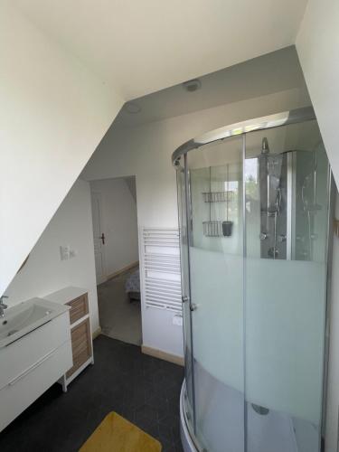 uma casa de banho com um chuveiro e um lavatório. em bellevue em Coux-et-Bigaroque