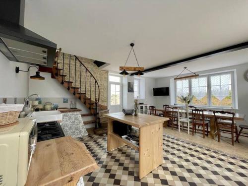 une cuisine et un salon avec une table et une salle à manger dans l'établissement Refuge de Crouay by Melrose, à Crouay