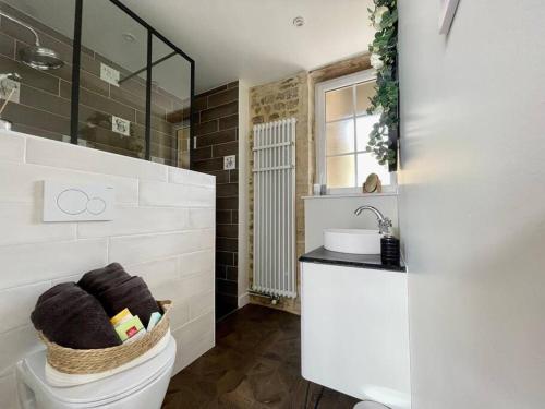 Bathroom sa Refuge de Crouay by Melrose