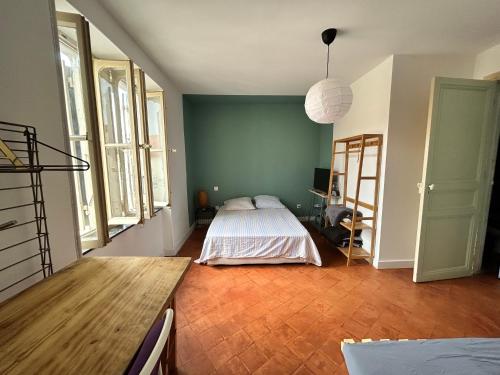 une chambre avec un lit et un mur végétal dans l'établissement Maison avec patio et spa centre ville, à Narbonne