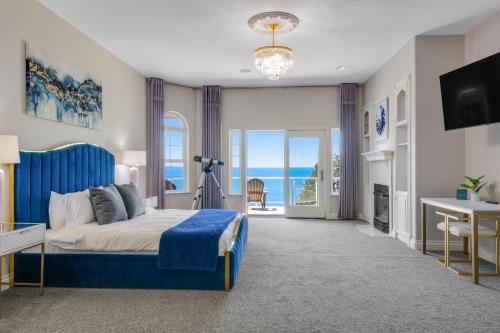 1 dormitorio con cama azul y vistas al océano en Driftwood Retreat, en Blaine