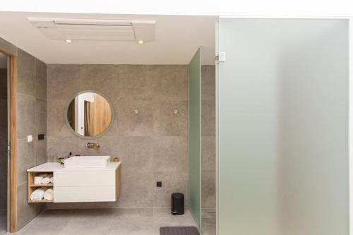 La salle de bains est pourvue d'un lavabo et d'un miroir. dans l'établissement Villa Ventus, à Šmrika