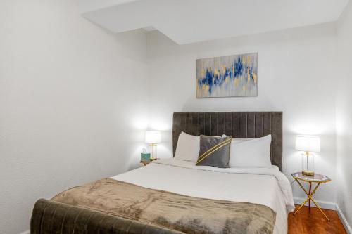 a bedroom with a large bed and two lamps at Driftwood Retreat in Blaine