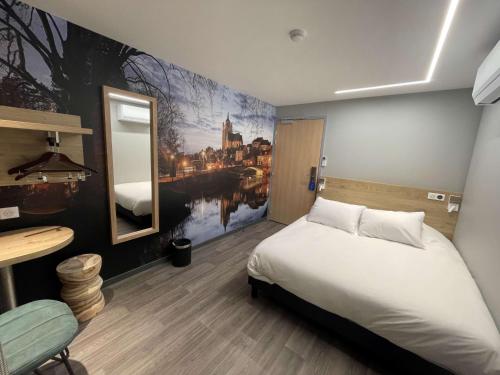 - une chambre avec un lit, une table et un miroir dans l'établissement Sure Hotel by Best Western Dole, à Dole