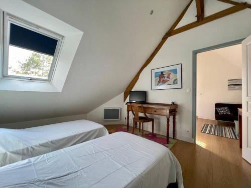 um quarto no sótão com 2 camas e um piano em Logis Saint-Martin by Melrose em Saint-Martin-des-Entrées