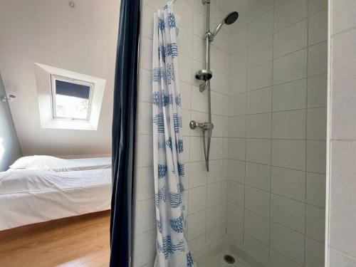 uma casa de banho com chuveiro e cortina de chuveiro em Logis Saint-Martin by Melrose em Saint-Martin-des-Entrées