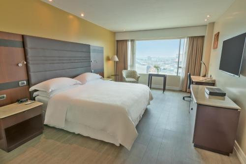 Postel nebo postele na pokoji v ubytování Sheraton Guayaquil