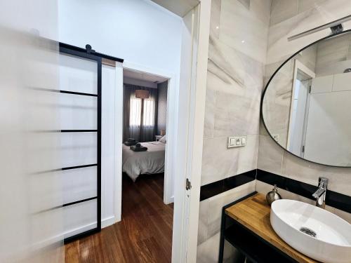 een badkamer met een wastafel en een spiegel bij CHARLOT Center Apartment II in Alicante