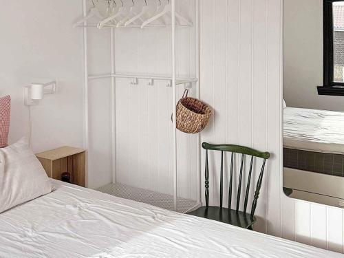 VristにあるHoliday Home Charlottevejのベッドルーム1室(ベッド1台、緑の椅子付)