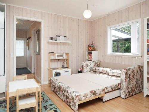 uma sala de estar com uma cama e um sofá em Holiday home Højby III em Højby