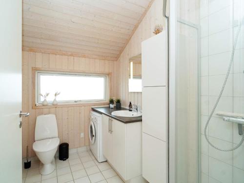 uma pequena casa de banho com WC e lavatório em Holiday home Slagelse XLVII em Slagelse