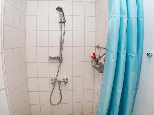 y baño con ducha con cortina azul. en Holiday home Lemvig XLIII, en Lemvig