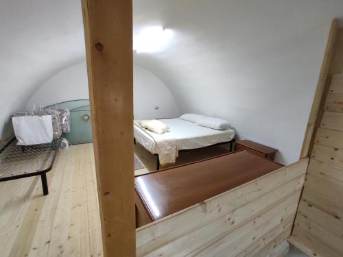 een kleine kamer met een bed en een bank bij B&b da leti in Montescaglioso