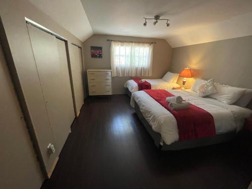 En eller flere senge i et værelse på Blaeberry Valley Vacation Rentals