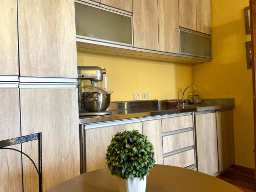 een keuken met een tafel en een wastafel bij R° | 1BR apartment infront Chorrillos Sea in Lima